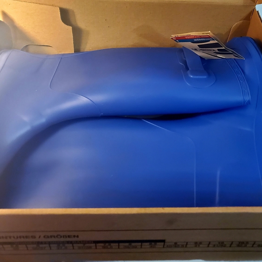 Women's Kamik blue rubber rain boots size 9